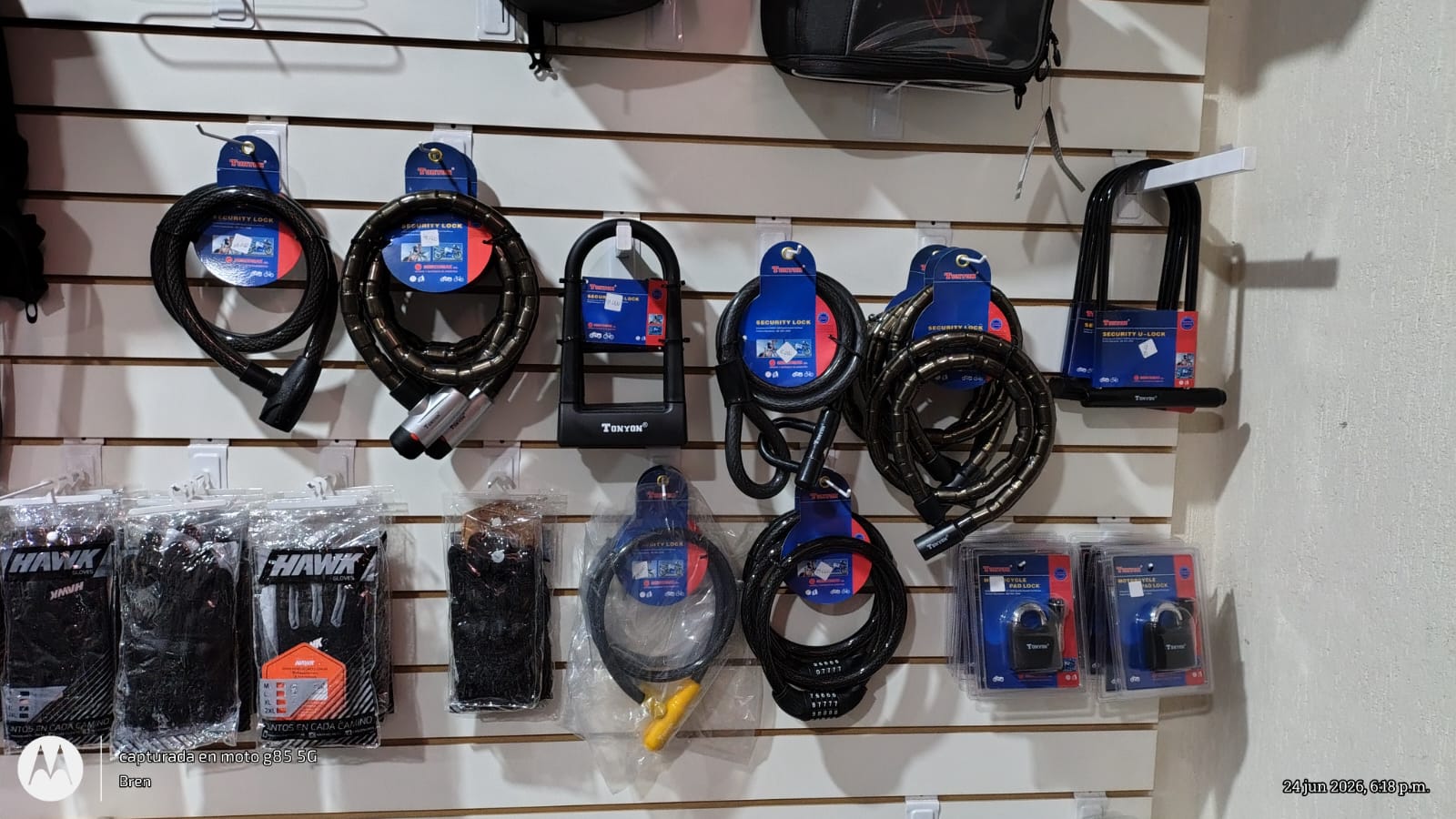 Cascos exhibidos en el local